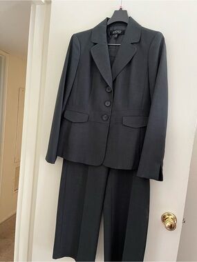 Kasper Professional Women's Two-Piece Blazer and Trouser Suit -Size 10